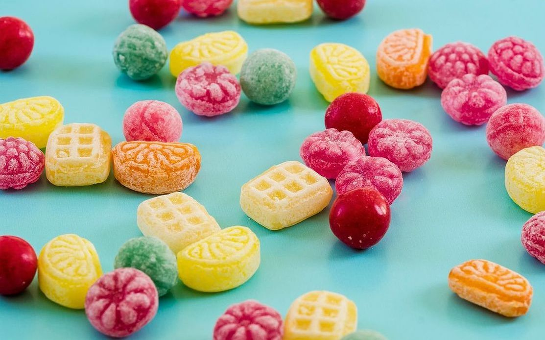 Una bolsa de gominolas de frutas de colores vivos